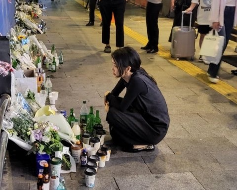 김건희 여사가 서울 시청역 사고 현장을 찾아 추모하는 모습.  출처 : 인터넷 커뮤니티