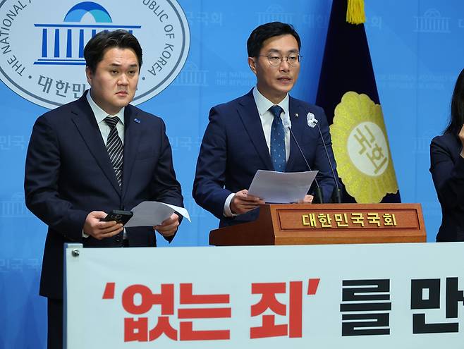 더불어민주당 장경태·김지호 의원이 지난달 12일 오후 국회 소통관에서 더불어민주당 검찰독재정치탄압대책위원회 기자회견을 하고 있다. 연합뉴스