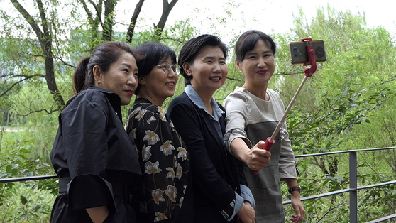 A still image from the film ″A Long Way to School″ shows the parents of children with disabilities in Gangseo District spending time together. [JINJIN PICTURES]