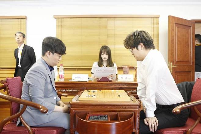신민준 9단(왼쪽)은 중국 일인자 커제 9단에게 막혔다. 한국기원