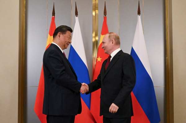 시진핑 중국 국가주석과 블라디미르 푸틴 러시아 대통령이 3일(현지시간) 카자흐스탄 아스타나에서 열린 상하이협력기구(SCO) 정상회의에서 만나 악수하고 있다. 로이터연합뉴스