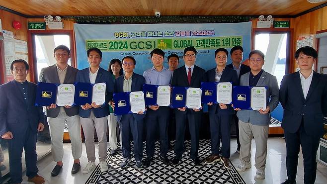 지난 6월 27일 베트남 하롱베이 선상에서 열린 2024년 글로벌고객만족도(GCSI) 1위 기업 인증식에서 수상자들이 기념 사진을 찍고 있다.  글로벌경영협회