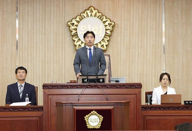 경기도 고양시의회 제9대 후반기 의장으로 선출된 김운남 의원(가운데)이 제285회 임시회에서 포부를 밝히고 있다. / 사진제공=고양시의회