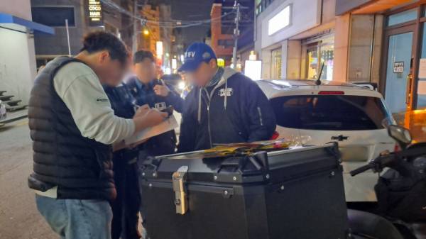 서울 강남구(구청장 조성명)가 불법 전단지 살포 관계자 41명을 검거한 뒤 5억4000만원의 과태료를 징수했다. 사진은 강남구 기획수사팀의 검거 장면. /사진=강남구청