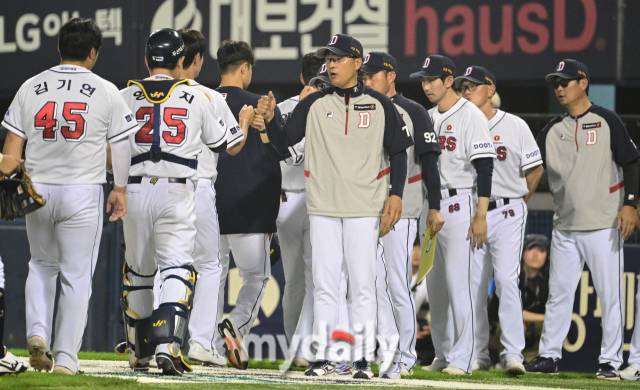 2024년 7월 3일 서울 잠실야구장에서 '2024 신한 SOL Bank KBO리그' 롯데 자이언츠와 두산 베어스의 경기가 열렸다. 두산이 13-8로 승리한 뒤 기뻐하고 있다. /잠실 = 유진형 기자 zolong@mydaily.co.kr
