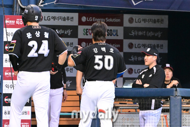 강백호와 문성철이 홈을 찍고 더그아웃으로 향하고 있다.