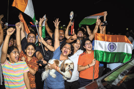 인도 찬디가르 시민들이 지난달 29일 바베이도스에서 열린 국제크리켓위원회(ICC) 주최 남자 T20 월드컵 결승전에서 인도가 남아프리카공화국을 물리치고 우승하자 환호하고 있다. [AFP]