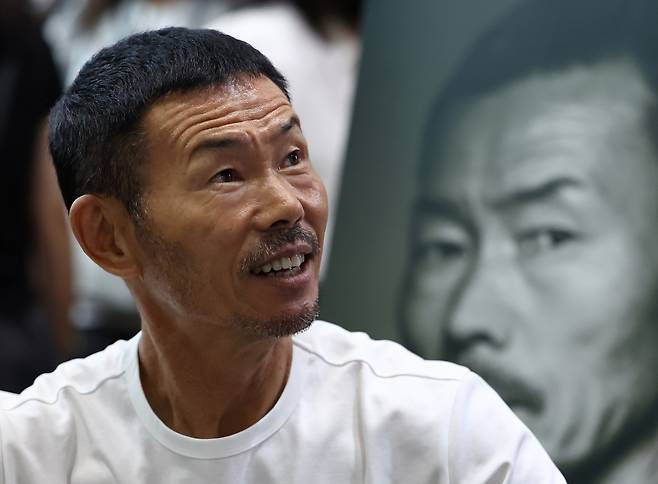 손웅정 SON축구아카데미 감독이 지난 달 26일 서울 강남구 코엑스에서 열린 서울국제도서전에서 한 출판사가 주관한 작가사인회에 참석해 있다. 연합뉴스