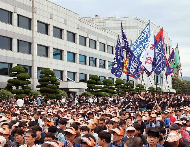 지난달 27일 울산 북구 현대자동차 울산공장 본관 앞에서 중앙쟁의대책위원회 출범식이 열리고 있다. [연합]