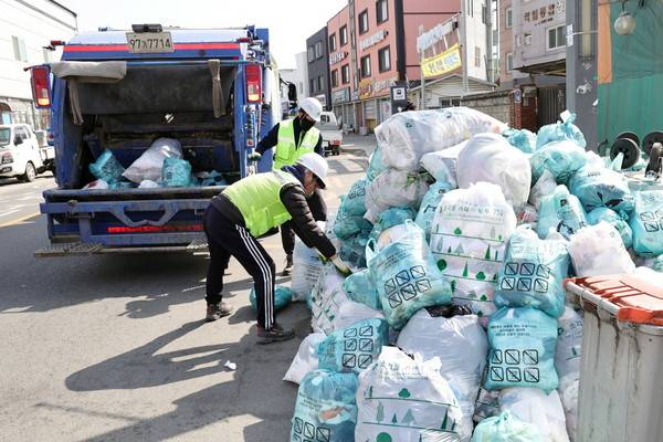 경기 안성시에서 소각용 쓰레기를 수거하고 있다. [안성시 제공]