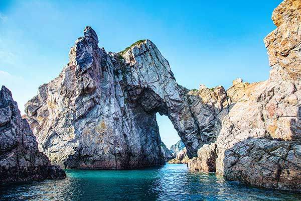 홍도의 랜드마크 남문 바위. 홍도 33경 중 하나다.