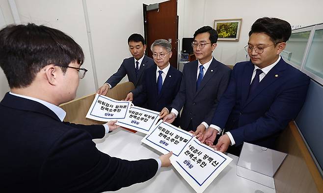 더불어민주당 김용민(왼쪽부터), 민형배, 장경태, 전용기 의원이 지난 2일 서울 여의도 국회 의안과에서 '비위 의혹' 검사 4명에 대한&nbsp;탄핵소추안을 제출하고 있다. 공동취재사진