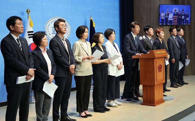 더불어민주당과 조국혁신당 소속 국회 과학기술정보방송통신위원회 위원들이 4일 오전 국회 소통관에서 이진숙 전 대전MBC 사장에 대한 차기 방송통신위원장 후보자 지명 철회를 요구하는 기자회견을 하고 있다. 연합뉴스