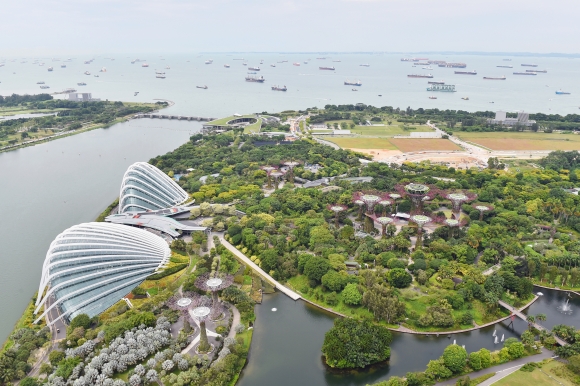 싱가포르는 지정학적 장점 등 여러모로 부산과 비슷하지만 물류와 금융, 관광, 마이스 산업 등 각종 고부가가치 산업을 육성하고 외국인 투자 활성화에 나서면서 세계적인 비즈니스 허브로 성장했다. 사진은 싱가포르 대표 관광시설인 가든스바이더베이 전경.  부산시 제공