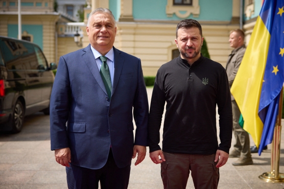 볼로디미르 젤렌스키(오른쪽) 우크라이나 대통령과 오르반 빅토르 헝가리 총리가 2일(현지시간) 우크라이나 키이우를 방문헤 함께 사진을 찍고 있다. 2024.7.2 우크라이나 대통령실 제공