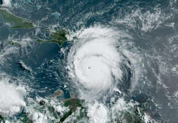 2일(현지시간) 카리브해를 통과하는 허리케인 베릴. 미국 국립해양대기청(NOAA) AFP 연합뉴스