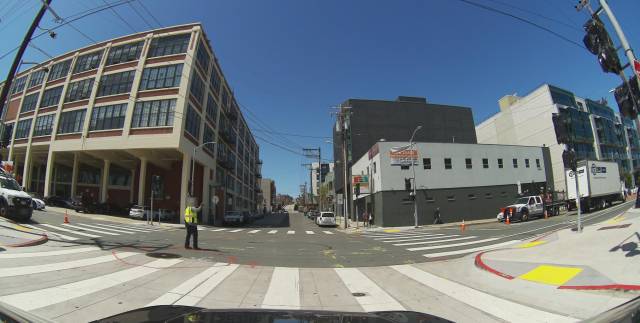 운전자들이 차량에 장착한 하이브매퍼의 전용 기기 ‘비(bee·꿀벌)’로 촬영한 미국의 한 도로. 블록체인에 실시간으로 업데이트된 도로 장애물이나 설치된 표지판의 종류, 부동산의 상태, 치안 등 다양한 정보를 신속하게 확인·이용할 수 있다. /사진=하이브매퍼