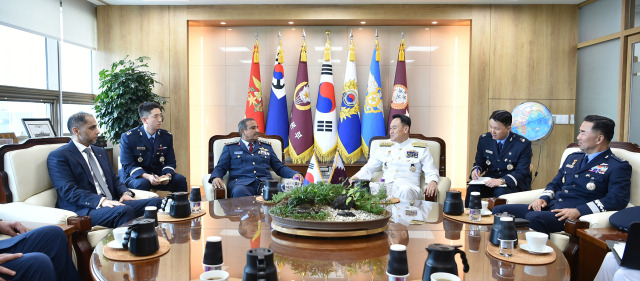 김명수 합참의장과 알-나빗 카타르 총참모장이 접견실에서 한-카타르 간 군사교류협력에 대해 논의하고 있다. 사진 제공=합참