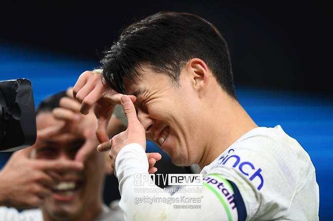 ▲ 토트넘은 손흥민과 기존 계약서에 포함됐던 1년 연장 팀 옵션을 발동한다. 양측의 기존 계약은 2025년 여름 끝난다. 지난해 여름부터 재계약 협상을 벌였지만 양측이 원하는 결과는 나오지 않았다. 결국 토트넘은 팀 옵션을 발동했다. 토트넘이 장기 계약을 위한 디딤돌로 사용했다는 의견도 있지만 주로 토트넘이 이적까지 고려한 행보라 예상한다. 영국 현지에선 내년 여름 손흥민이 사우디아라비아로 거액의 이적료를 기록하고 떠날 수 있다는 보도까지 나오고 있다.