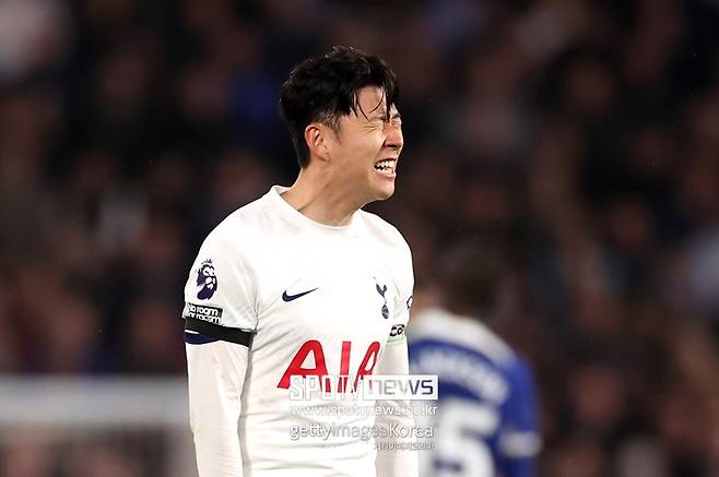 ▲ 토트넘은 손흥민과 기존 계약서에 포함됐던 1년 연장 팀 옵션을 발동한다. 양측의 기존 계약은 2025년 여름 끝난다. 지난해 여름부터 재계약 협상을 벌였지만 양측이 원하는 결과는 나오지 않았다. 결국 토트넘은 팀 옵션을 발동했다. 토트넘이 장기 계약을 위한 디딤돌로 사용했다는 의견도 있지만 주로 토트넘이 이적까지 고려한 행보라 예상한다. 영국 현지에선 내년 여름 손흥민이 사우디아라비아로 거액의 이적료를 기록하고 떠날 수 있다는 보도까지 나오고 있다.