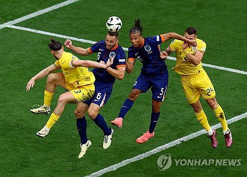 영국 언론 더 선이 지난 3일(한국시간) 중계방송사 BBC가 네덜란드 라커 룸을 보여주다 실수로 한 선수의 엉덩이가 노출되는 사고가 일어났다고 전했다.&nbsp;  방송사고가 일어난 해당 경기는 이날 오전 1시 독일 뮌헨에 있는 푸스발 아레나 뮌헨에서 열린 UEFA 유로 2024 16강 네덜란드와 루마니아의 경기다. 연합뉴스