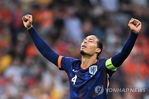 영국 언론 더 선이 지난 3일(한국시간) 중계방송사 BBC가 네덜란드 라커 룸을 보여주다 실수로 한 선수의 엉덩이가 노출되는 사고가 일어났다고 전했다.&nbsp;  방송사고가 일어난 해당 경기는 이날 오전 1시 독일 뮌헨에 있는 푸스발 아레나 뮌헨에서 열린 UEFA 유로 2024 16강 네덜란드와 루마니아의 경기다. 연합뉴스