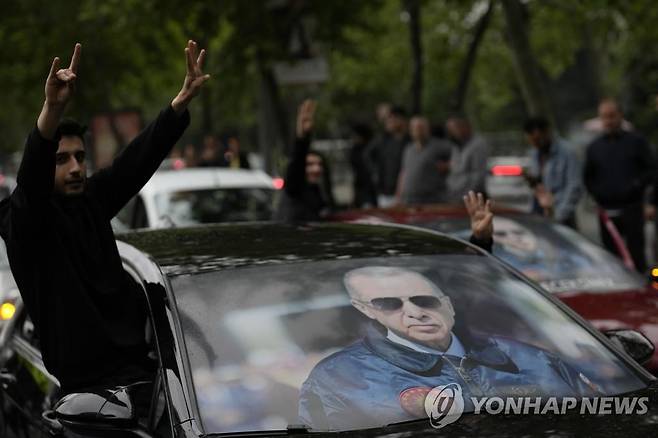 에르도안 대통령 재선 자축하는 지지자 [AP 연합뉴스 자료사진. 재판매 및 DB 금지]