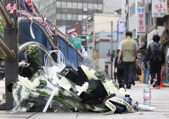 4일 오전 서울 중구 시청역 인근 역주행 사고 현장에 추모객들이 남긴 꽃들이 놓여 있다. 지난 1일 해당 교차로에서는 운전자 A씨가 몰던 승용차가 역주행하며 인도로 돌진해 9명이 사망했다. 〈사진=연합뉴스〉