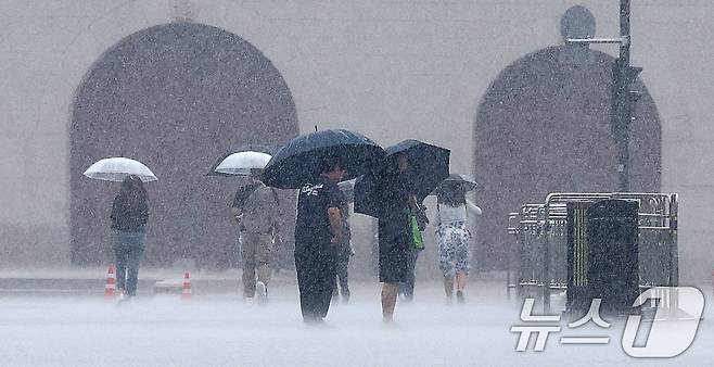 우산 쓴 시민들이 발걸음을 재촉하고 있다.(사진은 기사 내용과 무관함) / 뉴스1 ⓒ News1