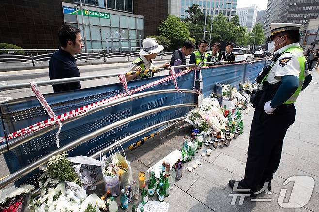 4일 서울 중구 시청역 인근 역주행 교통사고 현장에서 국립과학수사연구원 관계자들이 사고조사에 나서고 있다. 서울시는 이날 보행자가 많거나 차량 사고 위험 가능성이 높은 지역에서 보도용 차량 방호 울타리를 세우는 방안을 검토 중이라고 밝혔다. 2024.7.4/뉴스1 ⓒ News1 유승관 기자