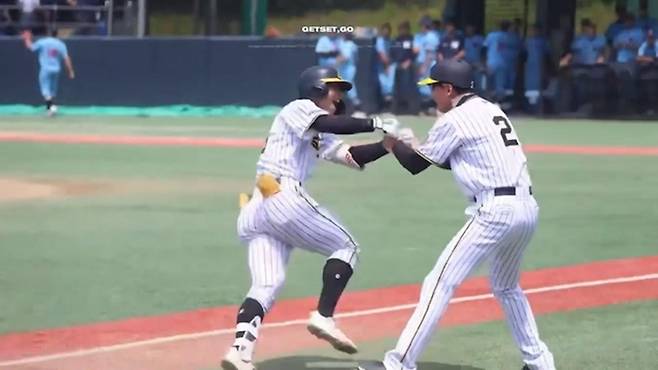 추세현이 후반기 주말리그 휘문고전에서 결승홈런을 터트린 뒤 경기상고 최덕현 감독과 하이파이브하고 있다. 사진 | 경기상고