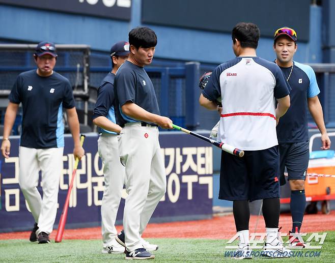 롯데 윤동희 사인을 받기 위해 더그아웃을 찾은 두산 양의지를  반기는 김주찬 코치와 전준우. 잠실=박재만 기자 pjm@sportschosun.com