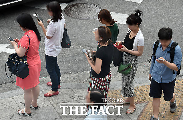 사진은 거리에서 스마트폰을 사용하고 있는 서울 시민들. /더팩트 DB