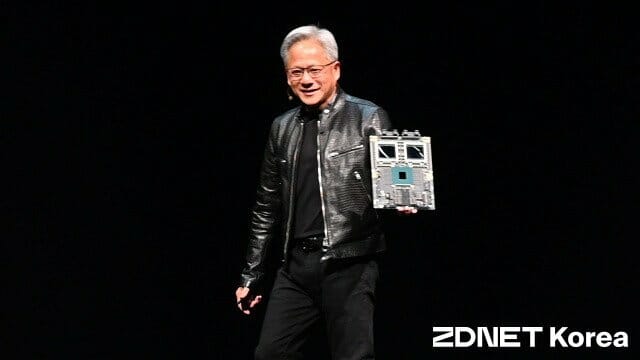 현재 양산중인 블랙웰 GPU를 공개한 젠슨 황 엔비디아 CEO. (사진=지디넷코리아)