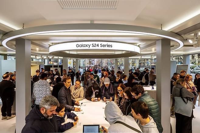 지난 2월 스페인 바르셀로나 카탈루냐 광장에서 운영했던 '갤럭시 익스피리언스 스페이스'에서 갤럭시 S24 시리즈를 체험하고 있는 관람객들. /삼성전자