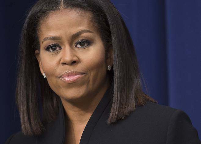 조 바이든 대통령이 자진 사퇴 요구를 받는 가운데 버락 오바마 전 대통령의 부인 미셸 오바마에 대한 관심도가 높아지고 있다. /AFP 연합뉴스