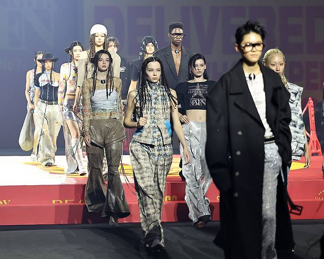 지난해 9월 5일 서울 동대문구 동대문디자인플라자(DDP)에서 열린 ‘2024 S/S 서울패션위크’ 홀리넘버세븐(HOLYNUMBER7)  패션쇼에서 모델들이 멋진 위킹을 하고 있다. /뉴스1