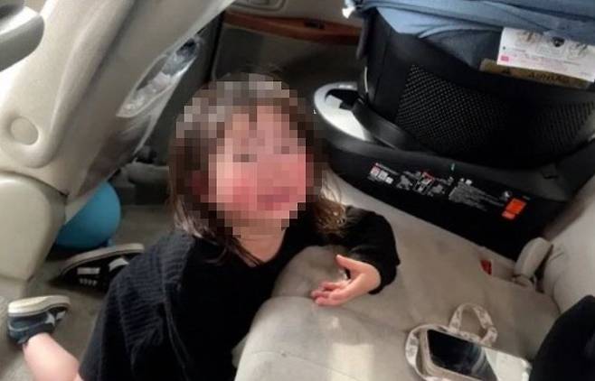 일본의 유튜버 부부가 차에 갇혀 우는 딸을 구조하지 않고 영상으로 찍고 있다. 유튜브 영상 캡처 @raunano_family