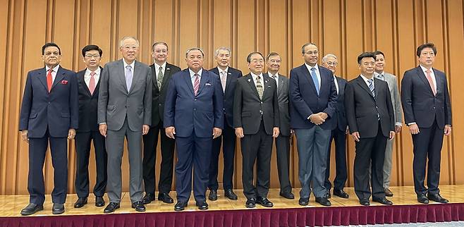 류진 한국경제인협회 회장(앞줄 왼쪽 두번째)을 비롯한 참가국 경제단체장들이 5일 도쿄 경단련회관에서 열린 '제13차 아시아 비즈니스 서밋'에 앞서 기념촬영했다.