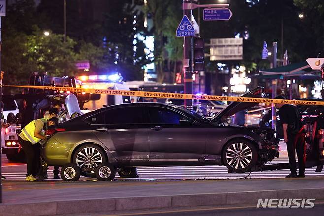 [서울=뉴시스] 김금보 기자 = 1일 오후 서울 중구 시청역 교차로에서 발생한 대형 교통사고 현장에서 경찰 등 관계자들이 사고차량을 살펴보고 있다. 이날 오후 9시28분께 서울 중구 시청역 인근 교차로에서 차량이 인도로 돌진하는 사고가 발생했다. 경찰은 "인도로 차량이 돌진해서 사고가 났다"는 신고를 토대로 정확한 사고 경위를 조사하고 있다. 2024.07.01. kgb@newsis.com 시청역 G80 보험이력 살펴보니…등록부터 거의 매년 사고