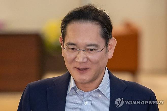 지난 6월 13일 2주간의 미국 출장을 떠난 이재용 삼성전자 회장이 서울김포비즈니스항공센터를 통해 귀국하고 있다. 연합뉴스