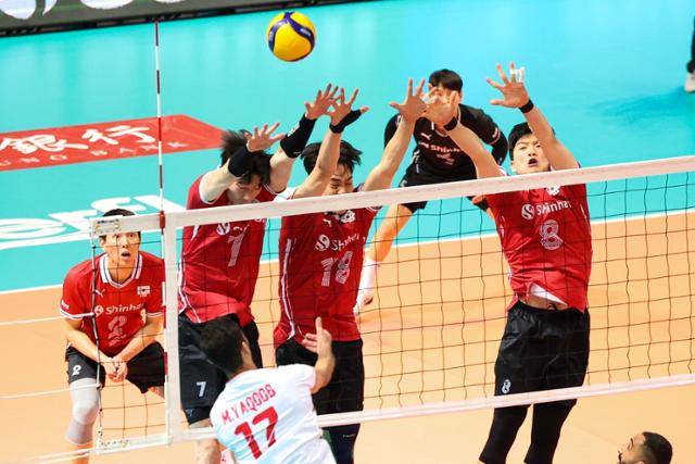 한국 남자 배구 대표팀이 지난해 7월 14일 대만 타이베이대학 체육관에서 열린 아시아배구연맹(AVC) 챌린지컵 준결승전에서 바레인의 공격을 차단하고 있다. 이날 한국은 바레인에 세트 스코어 0대 3으로 졌다. AVC 홈페이지 캡처