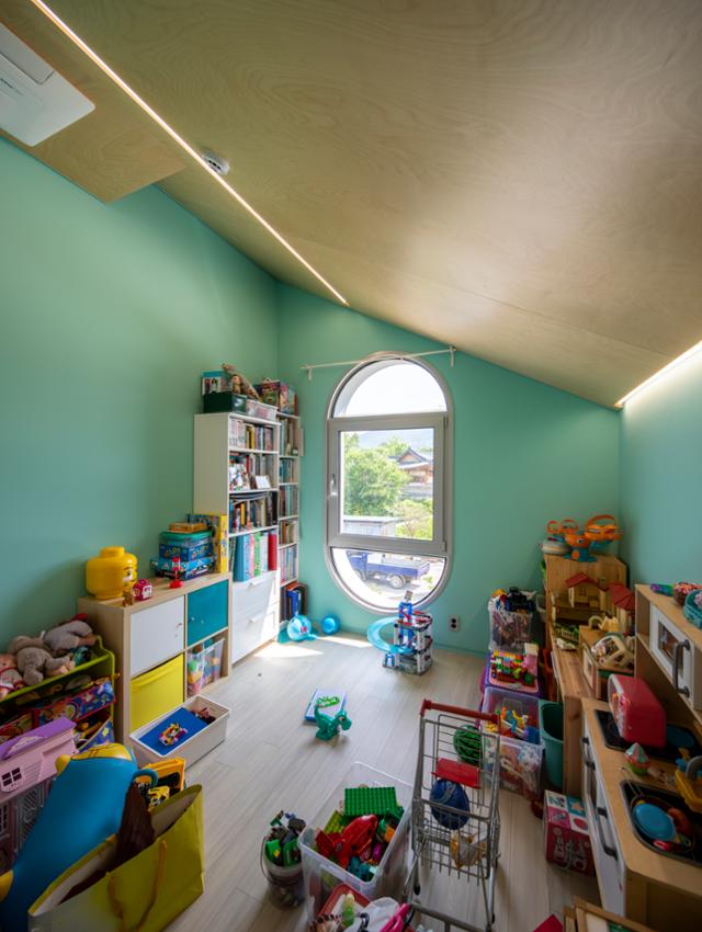 은은한 색감과 둥근 창문이 동화적 이미지를 자아내는 자녀 방. 요앞 건축사사무소 제공
