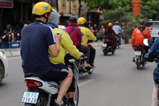 지난달 베트남 하노이 시내에서 오토바이를 탄 남성들이 거리를 달리고 있다. 하노이=허경주 특파원