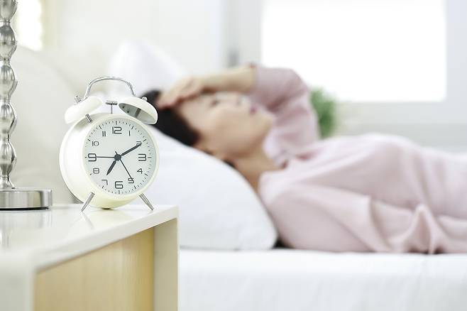 알람 시간 직전에 잠에서 깨는 이유는 생체시계와 호르몬 분비량에 있다./사진=클립아트코리아