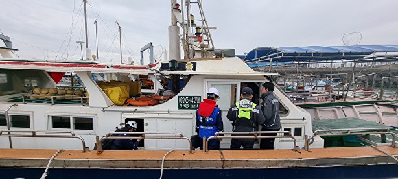경기도가 해양경찰과 어선안전사고 예방을 위해 점검하고 있다. [사진=경기도]
