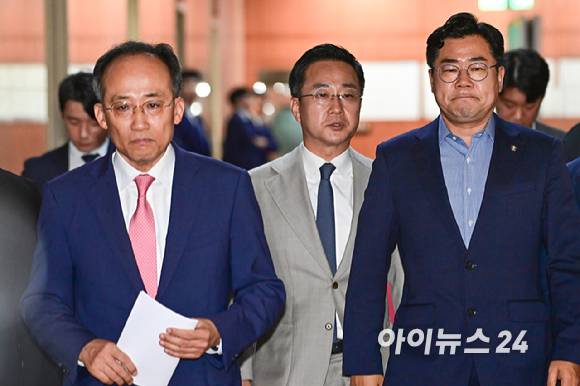 추경호 국민의힘 원내대표와 박찬대 더불어민주당대표 직무대행 겸 원내대표가 지난 3일 오후 서울 여의도 국회 의장실에서 열린 여야 원내대표 회동을 마친 뒤 나서고 있다. [사진=곽영래 기자]