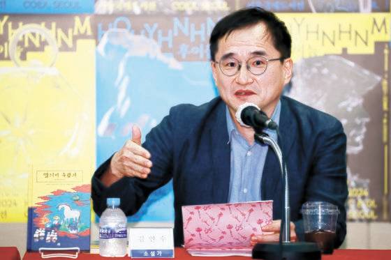 소설가 김연수가 지난 19일 서울 종로구 대한출판문화협회에서 열린 '2024 서울국제도서전 기자간담회'에서 인사말을 하고 있다. 정부의 도서전 예산 지원은 출협 지원에서 출판사 개별 지원으로 변경되어 소설가 김연수·편혜영 초청 행사 등 188개 출판사의 작가 초청 행사 등을 지원했다. 연합뉴스