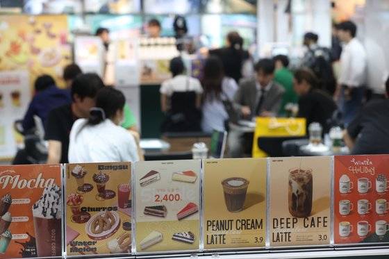 지난해 서울 강남구 코엑스에서 열린 '제70회 프랜차이즈 창업박람회 2023'에서 예비 창업자들이 상담을 받고 있다. 연합뉴스