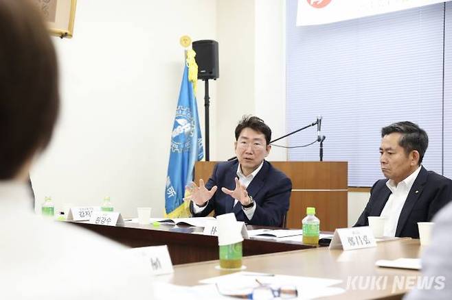 4일 일본 오사카를 방문한 강원 원주시 대표단의 원강수 원주시장. (원주시 제공)